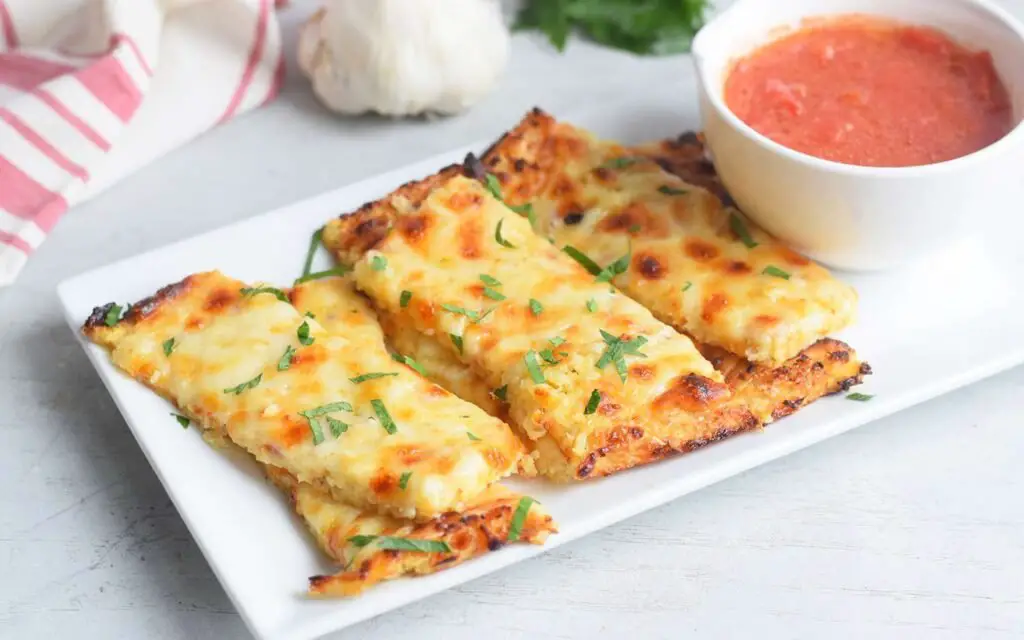 The Cheesy Cauli Bread Recipe That's Breaking Diet Rules